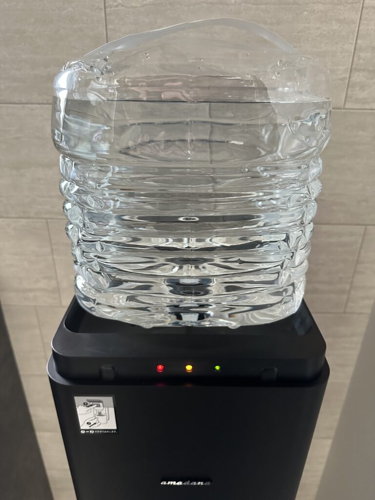 amadanaのスタンドサーバーの水ボトル