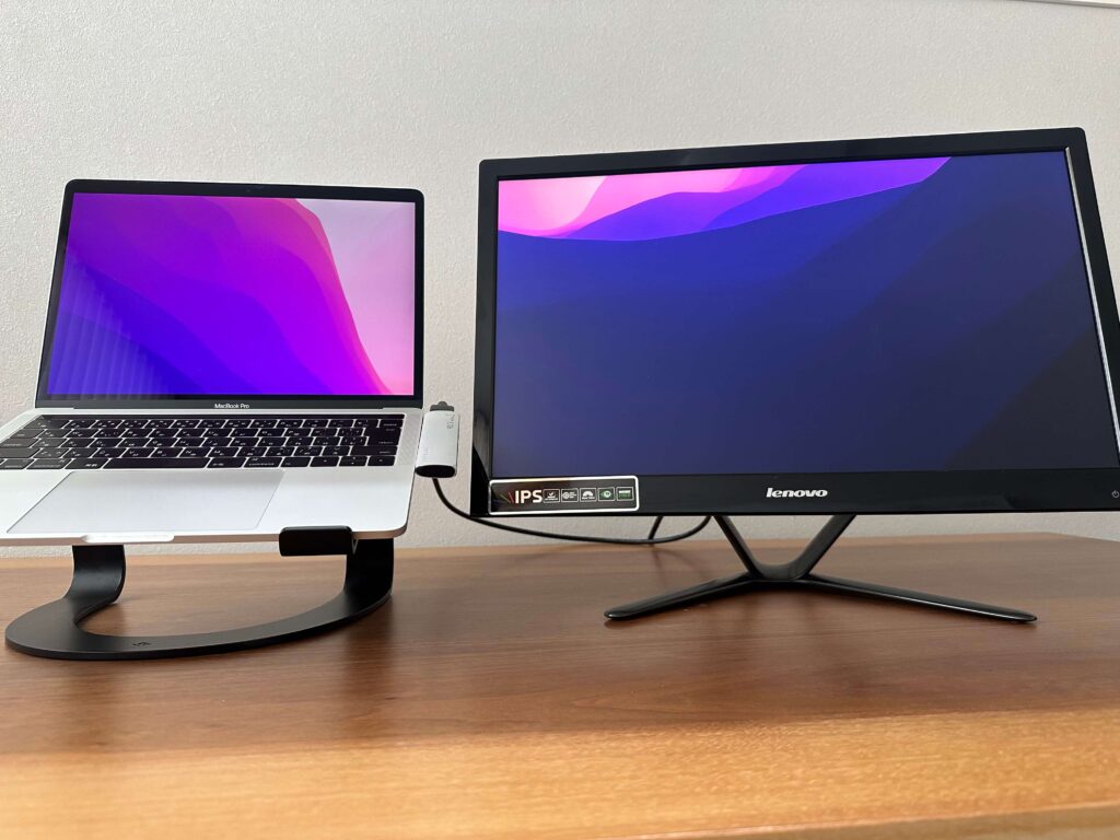 PCスタンドありのMacBookとモニター・ディスプレイ