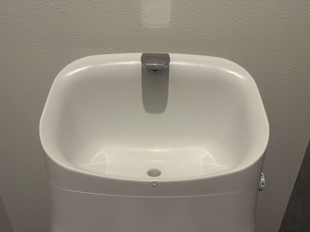 LIXILベーシアシャワートイレの手洗鉢