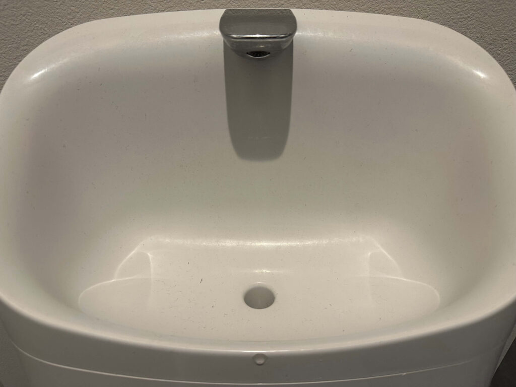 LIXILベーシアシャワートイレの手洗鉢の埃