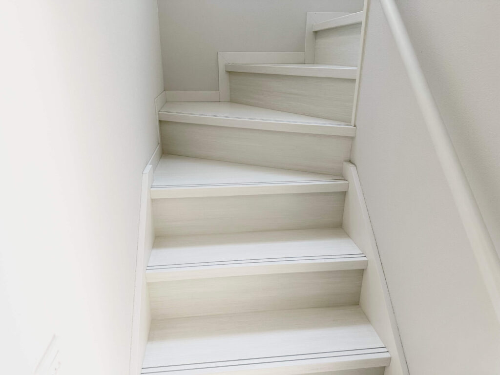 明るい白い階段